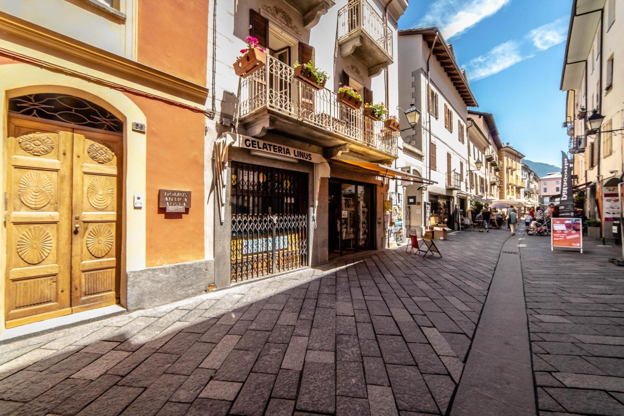 Hotel Domus Antica Aosta Exterior foto