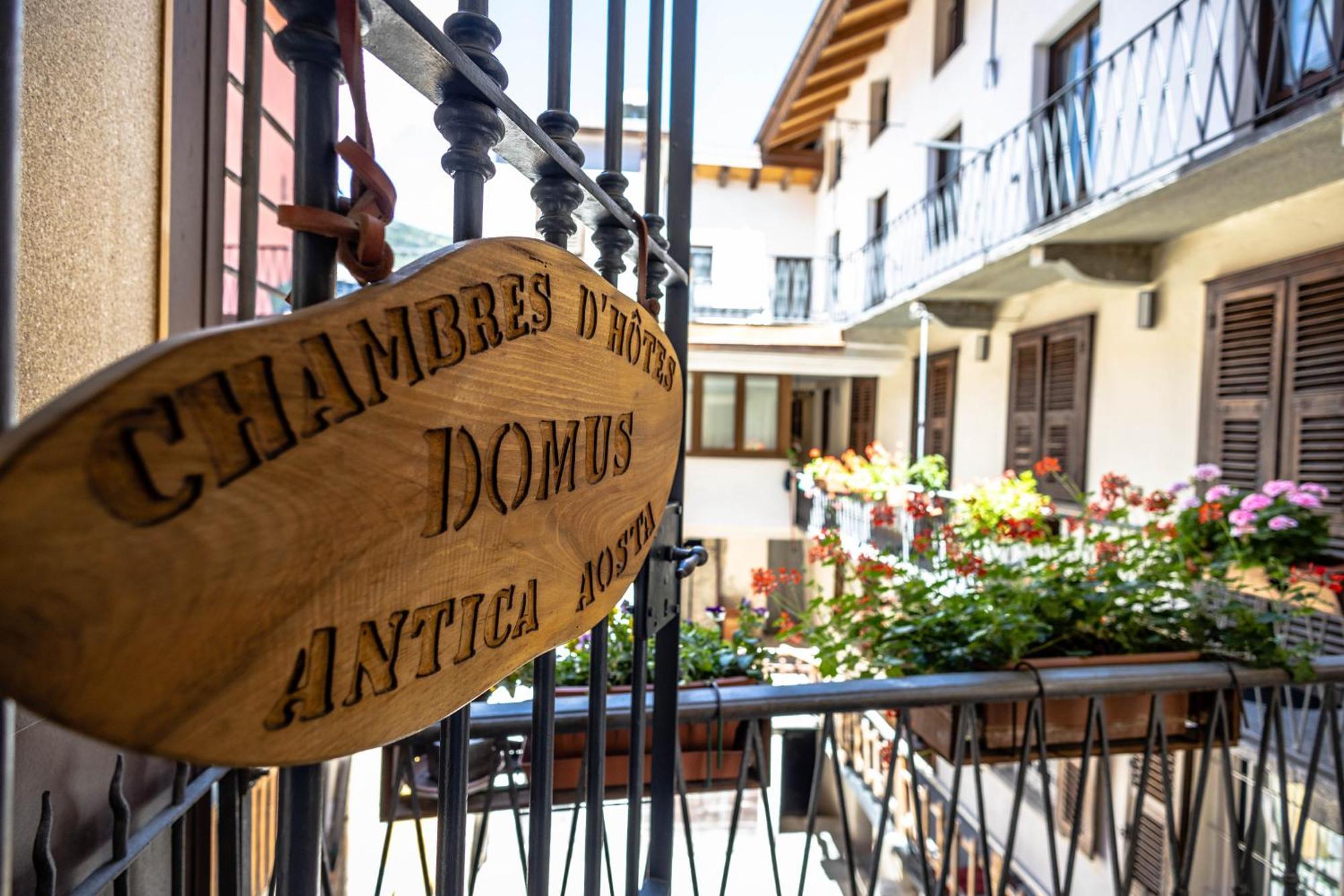 Hotel Domus Antica Aosta Exterior foto